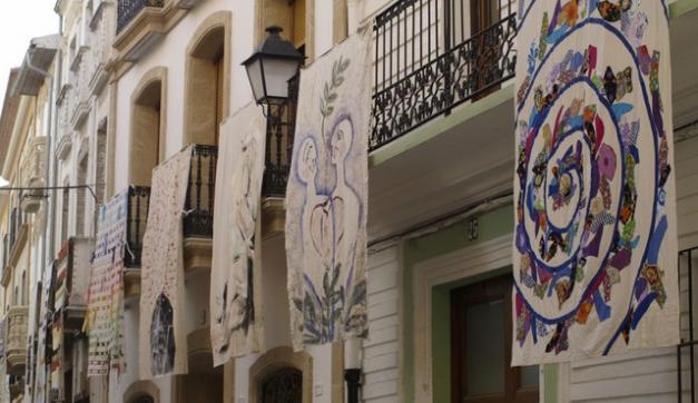 El arte textil transforma Gata de Gorgos en una galería a cielo abierto